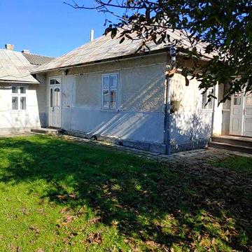 Приватний будинок з ділянкою під забудову в с. Угорники