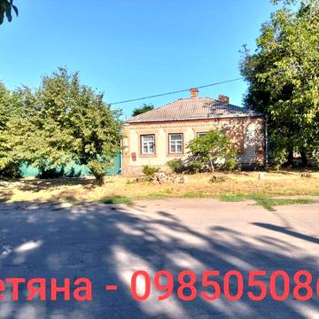 Будинок у центрі Бобринця з гостьовим будиночком та гаражем