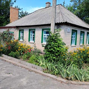 Чудова садиба з невеличким будинком