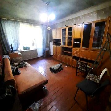 Продам 2комнатную квартиру. Потолки - три метра.  Метро -10 минут.