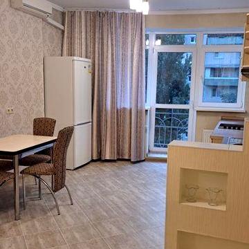 Велика 1-к квартира з ремонтом  метро" Лісова