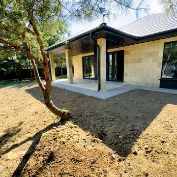 Сучасний будинок біля лісу