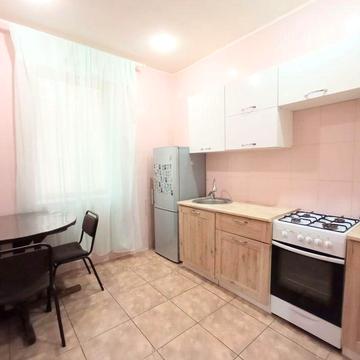 Продам 2-к квартиру біля Мінори, 1 поверх, свій вхід і парковка Центр