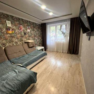Продам трикімнатну квартиру в районі військового містечка