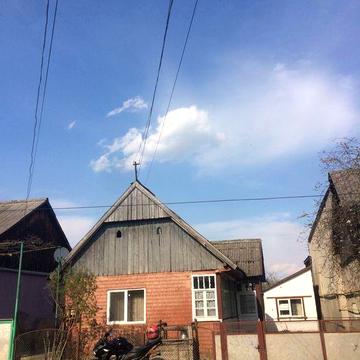 Продаю часний будинок по центральній дорозі