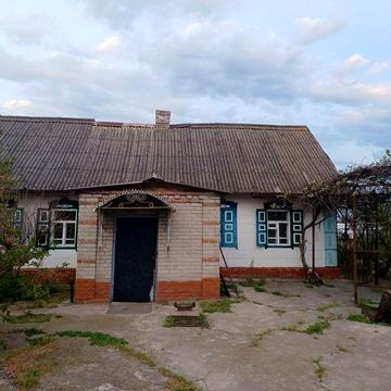 Продаётся дом в селе Разумовка 8 км от Запорожья. Торг.
