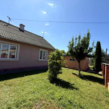 Продаж будинку з ремонтом, гаражем, смт. Квасилів
