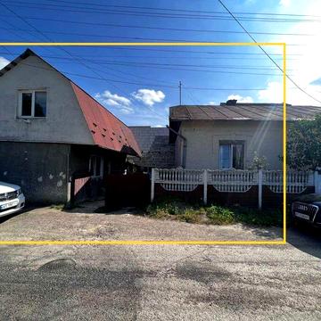 Пів-особняк із незавершеною добудовою в центральній частині міста