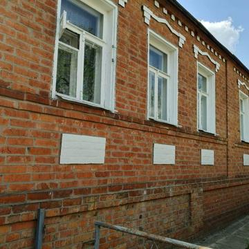 Продаю добротный кирпичный дом в удобном р-не г Мерефа