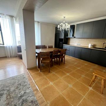 Оренда 3 кім. кв.  Метро Печерська, вул. Старонаводницька 4В
