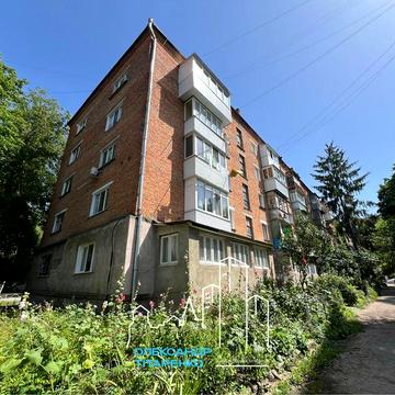 Продам 2-кімнатну квартиру з можливістю під комерцію. Перший поверх