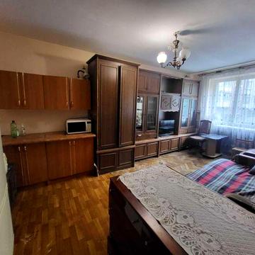 продаж квартира типу гуртожиток  близько центру
