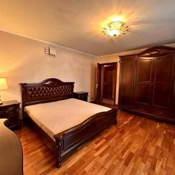 Дарницький бульв., 8