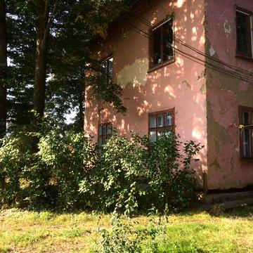 Продам затишну теплу квартиру в центрі селища .