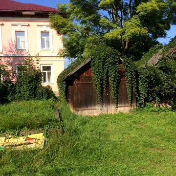 Продам затишну теплу квартиру в центрі селища .