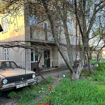 Приватний двоповерховий будинок