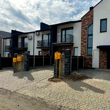 Продам цегляний котедж 117 м², Щасливе, ділянка з бруківкою