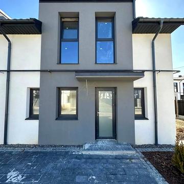 Місячна вул., 15