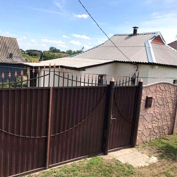 Продам будинок з гарним двором