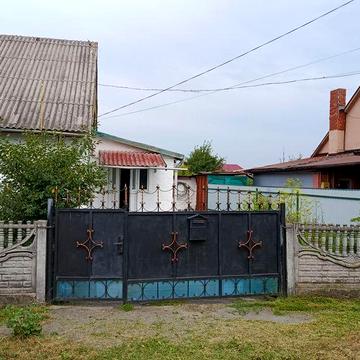 Породам пів будинку