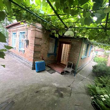 Продам окремий будинок у спільному дворі на Новомиколаївкі.