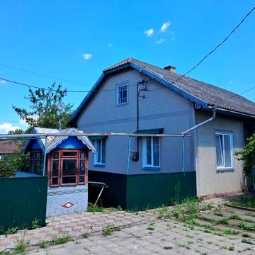 Продаю будинок із літньою кухнею та гаражем (прибудинкова територія)