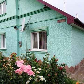 Будинок в місті з технікою, меблями та посудом