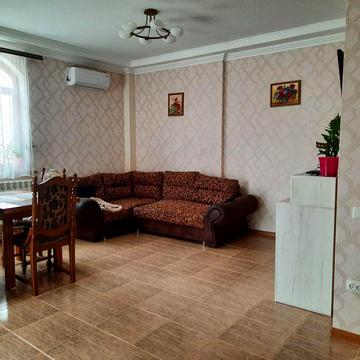 Продається будинок або пів будинка в центрі міста.
