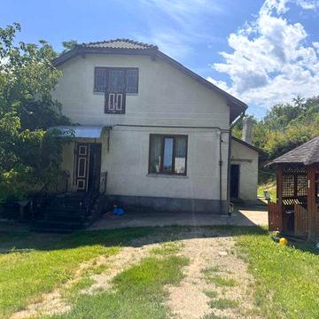 Будинок з ремонтом та ділянкою 50 соток