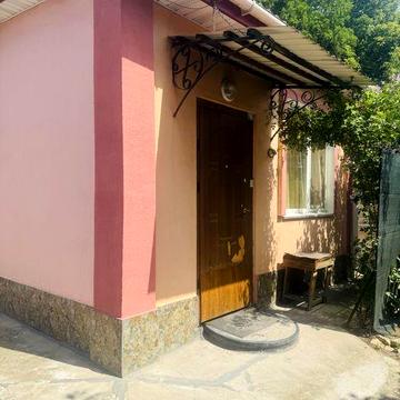 Продам дуже гарну частину будику з меблями та технікою!