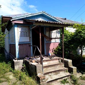 Продам газифікований будинок та 1 га землі.