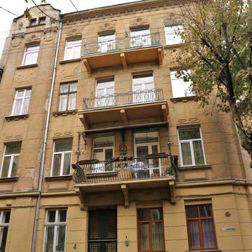 2-рівнева квартира з підвалом у центрі — під бізнес або житло