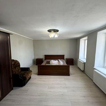 Продам часть дома в районе Рынка , двухкомнатная квартира на земле!!