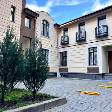 Стильна 1-кімнатна з авторським ремонтом, каміном у самому серці міста