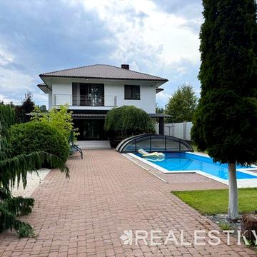 Будинок поряд з озером в Крюківщині