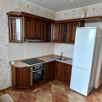 Анни Ахматової вул., 32/18