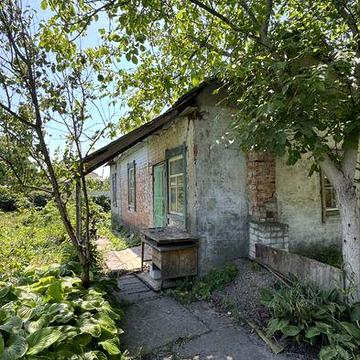 Ділянка зі старим будинком