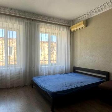 Богдана Хмельницького вул., 25