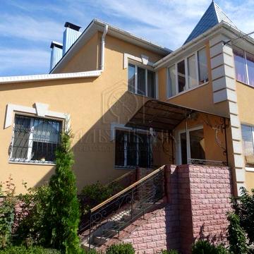 Капітальний котедж у Квітневому з великим доглянутим участком.