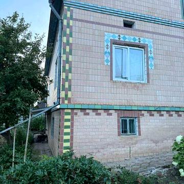 Продається житловий будинок в селищі Козова.