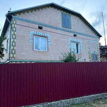 Продається житловий будинок в селищі Козова.