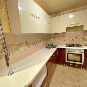 Продам 3-х комнатную квартиру в Центре Корабельного  Сертификат! Торг!
