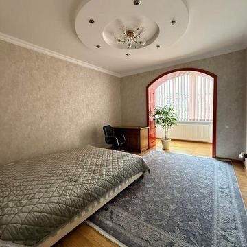 Здається в оренду 2х кім Комарова