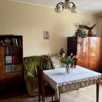 Продаж 2-кімнатної квартири, центр Славути, є балкон та підвал