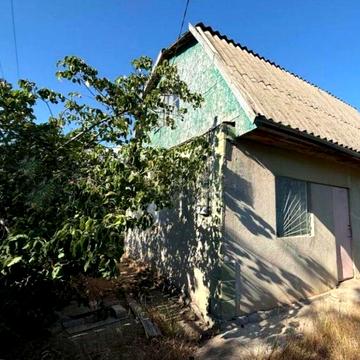 У продажу ділянка з садовим будиночком