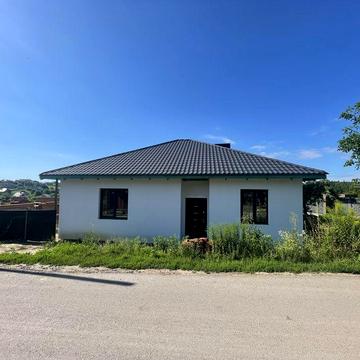 Стильний Будинок з Комунікаціями біля Каравану