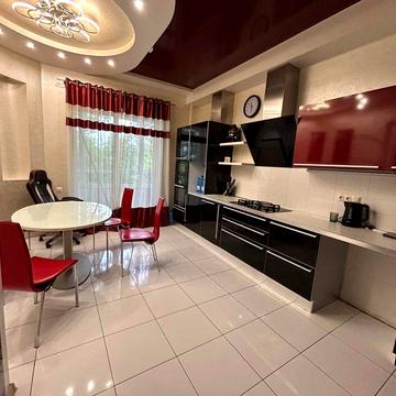 Продаж 3 к/ квартири   в центрі міста.