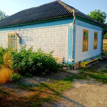 Будинок, літня кухня , криниця