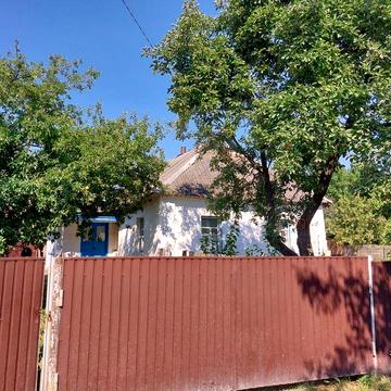 Продається земельна ділянка з будинком.