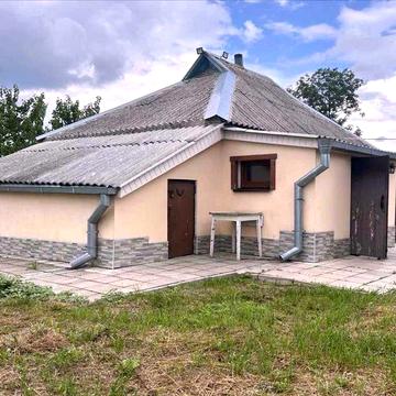 Затишний будинок з ділянкою в передмісті Полтави
